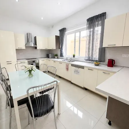 Deluxe 3bedroom Apartment, 3min Walk To Seafront شقة Gzira